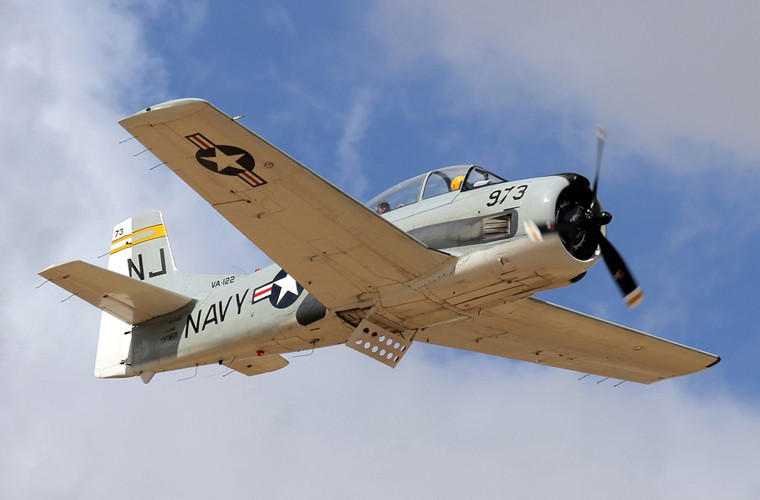 Lúc 23 giờ 30 phút đêm 15/2/1964, khi radar vòng ngoài bắt được mục tiêu, Sở chỉ huy Quân chủng cho máy bay 963 vào cấp 1; kíp trực dẫn đường tại Sở chỉ huy gồm Trần Quang Kính, Đào Ngọc Ngư và sĩ quan trực tiêu đồ gần Lê Thành Chơn. Ảnh máy bay T-28 do Mỹ sản xuất. Ảnh minh hoạ: Trong ảnh là máy bay T-28 do Mỹ sản xuất.