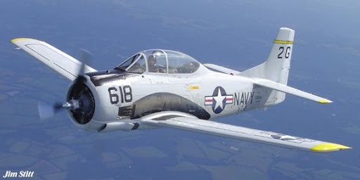 Khi đến cự ly khoảng 500 m, phi công Nguyễn Văn Ba đã nhìn thấy chiếc vận tải 2 động cơ, anh ấn nút lên đạn và xin vào công kích. Ảnh minh hoạ: Trong ảnh là máy bay T-28 do Mỹ sản xuất.