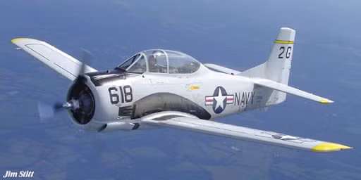 Khi đến cự ly khoảng 500 m, phi công Nguyễn Văn Ba đã nhìn thấy chiếc vận tải 2 động cơ, anh ấn nút lên đạn và xin vào công kích. Ảnh minh hoạ: Trong ảnh là máy bay T-28 do Mỹ sản xuất.