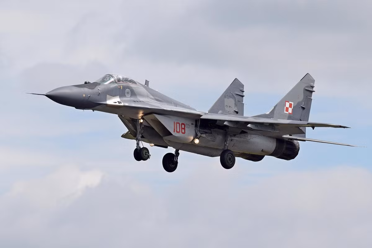 Không quân Ba Lan hiện nay cũng đang vận hành các tiêm kích đánh chặn hạng nhẹ Mig 29, trực thăng Mi 17 hay quá khứ từng có cả các loại Mig 21, Su 22,… Dẫu vậy, sau này, họ đã bán số lượng lớn các loại vũ khí hệ Liên Xô/Nga cho các quốc gia ở Châu Á (trong đó có Việt Nam) hay Châu Phi. Ảnh: Tiêm kích MiG-29 của Không quân Ba Lan.