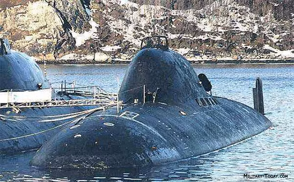 Các nhà thiết kế tàu ngầm của Liên Xô khi đó chỉ quan tâm làm sao chế tạo ra những con tàu lớn nhất, được vũ trang “khủng nhất”; nhưng họ ít chú ý đến tính năng tàng hình của con tàu, đó là công nghệ triệt âm, tránh để những thiết bị dò âm thanh (sonar) của đối phương phát hiện. Ảnh: Tàu ngầm lớp Alfa của Liên Xô - Nguồn: Military.