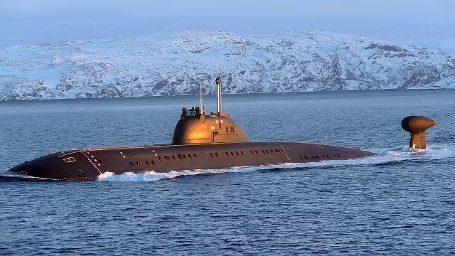 Hiện nay Nga là quốc gia có công nghệ chế tạo tàu ngầm tốt nhất thế giới, những chiếc tàu ngầm hạt nhân do Nga chế tạo có tiếng ồn chưa bằng con cá voi bơi trong đại dương; nhưng trong công nghệ chế tạo tàu ngầm, người Mỹ đã đi trước Liên Xô rất nhiều năm. Ảnh: Tàu ngầm lớp Victor III của Liên Xô - Nguồn: Flickr.