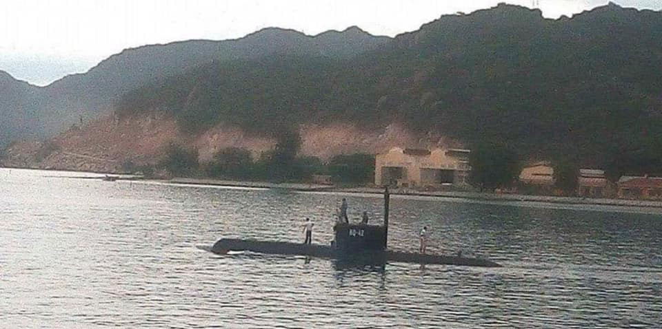 Mặc dù vậy, với quyết tâm sở hữu tàu ngầm, gia tăng tính răn đe, sức mạnh để bảo vệ vững chắc chủ quyền biển đảo, ngày 2/8/1996, trung đoàn đặc công tàu ngầm 196 được thành lập. Đây chính là đơn vị đầu tiên của Quân đội nhân dân Việt Nam sở hữu tàu ngầm. Ảnh: Tàu ngầm Yugo của trung đoàn 196.