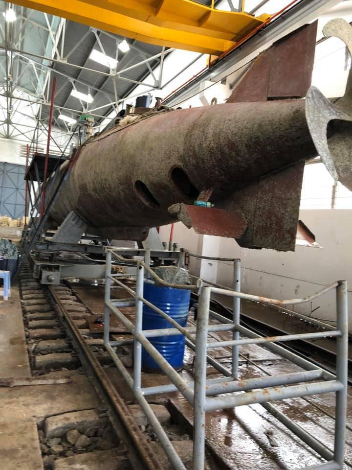 Nếu chiến sĩ đặc công bộ đã tinh nhuệ một, thì chiến sĩ đặc công tàu ngầm phải tinh nhuệ gấp mười. Những chiến đấu viên của trung đoàn 196 có thể bơi không tiếng động xa 10km. Phương tiện tiếp cận mục tiêu của họ có thể từ trực thăng, máy bay, tàu ngầm hay tàu đánh cá ngụy trang và bơi nhiều km để đến mục tiêu ở cả trên biển lẫn trên bộ. Đây cũng chính là một trong những lực lượng tinh nhuệ bậc nhất của quân đội ta. Ảnh: Tàu ngầm Yugo lên dock sửa chữa.