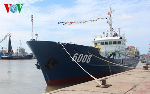  Tàu trinh sát 500CV: Tàu có lượng giãn nước hơn 400 tấn, dài 40m, là tàu trinh sát do Việt Nam tự thiết kế đóng mới dành riêng cho cảnh sát biển dựa trên thiết kế tàu TK-1482 và mang theo nhiều thiết bị trinh sát chuyên dụng. Ảnh: VOV.