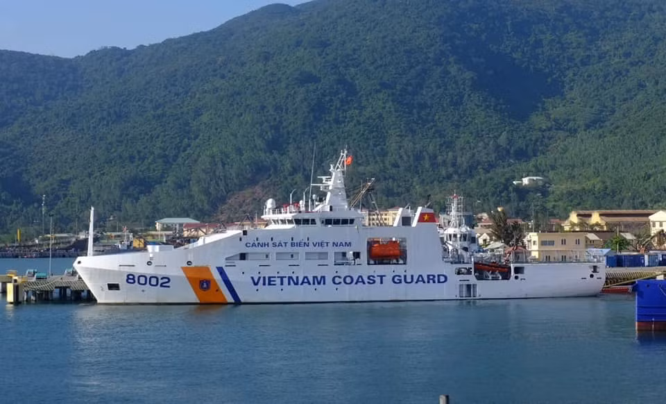  Tàu DN-2000: Tàu này được Việt Nam đóng mới theo thiết kế của Damen. Là tàu tuần tra đa năng và hiện đại nhất của cảnh sát biển Việt Nam. Lượng giãn nước đầy tải 2400 tấn, tàu dài 90m và rộng 17m. Có thể tiếp nhận trực thăng và tuần tra dài ngày trên biển.