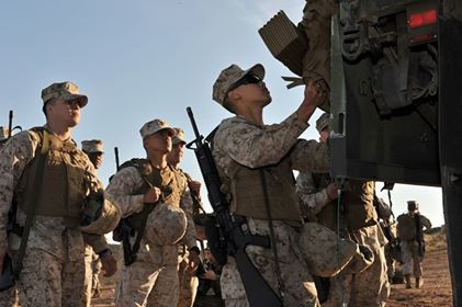 Dù được thành lập từ năm 1942 trong chiến tranh thế giới thứ II, tuy nhiên sau khi chiến tranh kết thúc, đơn vị này đã bị giải thể và chỉ được quân đội Mỹ tái hoạt động lại từ chiến tranh Triều Tiên. Đồng thời, đơn vị này cũng đó đóng góp vô cùng đắc lực trong quá trình Mỹ tiến hành chiến tranh Vùng Vịnh giai đoạn 1990. Ảnh: Các binh sĩ của 4th MAW (Marine Aircraft Wing) cơ động lên xe vận tải đến trận địa.