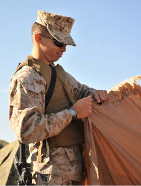 Áo giáp OTV có trọng lượng 3.8kg, và có thể tăng cường bằng hai tấm cứng chống đạn ở mặt trước và sau, mỗi tấm nặng 1.8kg. Ảnh: Một binh sĩ đang mặc áo giáp OTV.