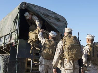 Ảnh: Những binh sĩ của đơn vị 4th MAW mang trang bị cá nhân lên xe vận tải chuẩn bị ra thao trường.