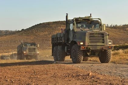 Tuy chỉ được huấn luyện và đóng quân trong lãnh thổ Hoa Kỳ, đơn vị 4th MAW vẫn luôn sẵn sàng xuất phát đến những điểm nóng trên thế giới nhanh chóng đến bất cứ đâu trên thế giới khi mà lợi ích của nước Mỹ có nguy cơ hoặc bị đe dọa. Ảnh: Đội hình xe vận tải chở những binh sĩ Thủy quân lục chiến dự bị ra thao trường.