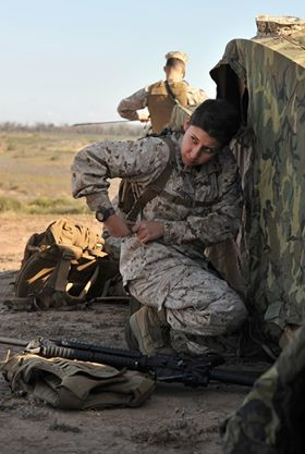 Không chỉ quân phục hay vũ khí, về áo giáp chống đạn, đơn vị 4th MAW Thủy quân lục chiến dự bị cũng đang được trang bị loại áo giáp OTV vốn đã được sử dụng trang quân đội Hoa Kỳ từ cuối những năm 1990 nhằm thay thế cho loại áo giáp PASGT cũ. Ảnh: Nữ binh sĩ với khẩu súng trường M-16 và áo giáp OTV của cô.