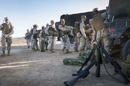 Trong khi các đơn vị thường trực của Thủy quân lục chiến Mỹ hiện đang sử dụng súng trường tấn công M-27, M-4 Carbin và tương lai gần sẽ đưa vào trang bị súng trường tấn công thế hệ mới thuộc chương trình NGSW thì binh sĩ của đơn vị 4th MAW vẫn còn đang biên chế những khẩu súng trường tấn công M-16A4, phiên bản cuối cùng của dòng M-16 nổi tiếng vốn đã ra đời từ Chiến tranh Việt Nam. Ảnh: Binh sĩ 4th MAW với những khẩu M-16A4 của mình.