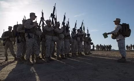 Đơn vị 4th Marine Aircraft Wing (Cánh bay biển số 4) là một đơn vị Thủy quân lục chiến dự bị của quân đội Hoa Kỳ, được thành lập từ trong chiến tranh thế giới thứ II. Bộ chỉ huy đặt tại thành phố New Orleans của tiểu bang Louisana, tuy nhiên các đơn vị trực thuộc lại nằm rải rác trên khắp nước Mỹ. Ảnh: Binh sĩ Thủy quân lục chiến dự bị của 4th Marine Aircraft Wing.