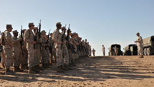 Giống với bất kỳ một quân đội nào trên thế giới, Quân đội Hoa Kỳ cũng đang sở hữu cho mình một lực lượng dự bị động viên, sẵn sàng cho cơ động và nhận các nhiệm vụ được Lầu Năm Góc giao phó, có thể được điều động đến những điểm nóng trên thế giới nếu có lệnh. Một trong số đó là đơn vị 4th Marine Aircraft Wing của Thủy quân lục chiến Mỹ. Ảnh: Những binh sĩ Thủy quân lục chiến dự bị Mỹ tập hợp với khẩu M-16 của mình.