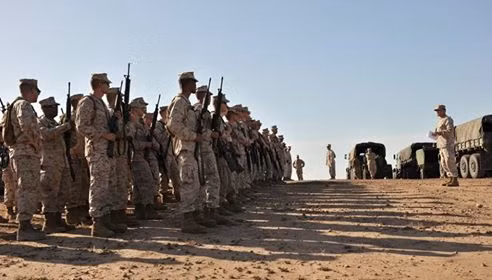 Giống với bất kỳ một quân đội nào trên thế giới, Quân đội Hoa Kỳ cũng đang sở hữu cho mình một lực lượng dự bị động viên, sẵn sàng cho cơ động và nhận các nhiệm vụ được Lầu Năm Góc giao phó, có thể được điều động đến những điểm nóng trên thế giới nếu có lệnh. Một trong số đó là đơn vị 4th Marine Aircraft Wing của Thủy quân lục chiến Mỹ. Ảnh: Những binh sĩ Thủy quân lục chiến dự bị Mỹ tập hợp với khẩu M-16 của mình.