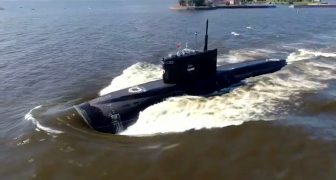  Tàu ngầm Kilo hùng dũng rẽ hóng hướng về St.Peterburg trong khuôn khổ cuộc duyệt binh.