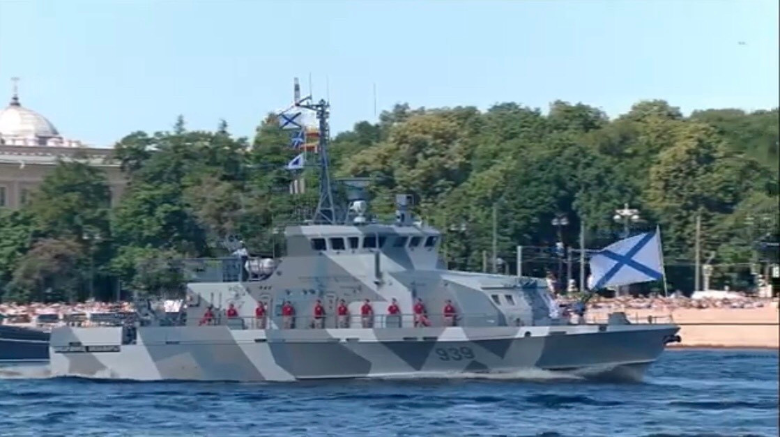 Tàu tuần tra chống người nhái P-421 Yunarmeets Belomorye (thuộc đề án 21980) lượng giãn nước hơn 130 tấn, tàu chuyên có nhiệm vụ tuần tra bảo vệ hải cảng, chống xâm nhập bởi người nhái và thiết bị lặn đối phương. Vũ khí trang bị mạnh mẽ nhất là những bệ phóng rocket DP-64, DP-65 chống ngầm.