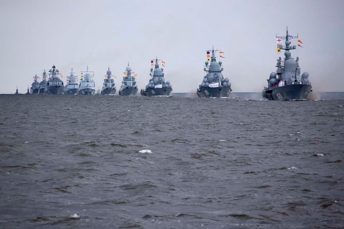 Ngày 26/7 vừa qua, Liên bang Nga đã tổ chức lễ duyệt binh Hải quân thường niên nhân kỉ niệm 81 năm ngày thành lập tại tất cả căn cứ chính của các Hạm đội và Biển Caspi. Trong đó, lễ duyệt binh chính sẽ diễn ra tại thành phố St.Peterburg và cảng Kronstadt với sự tham gia của Tổng thống Nga Vladimir Putin cùng Tư lệnh Hải quân Nga - Đô đốc Nikolai Evmenov. Ảnh: Đội tàu duyệt binh hùng hậu của Hải quân Nga tại St.Peterburg.