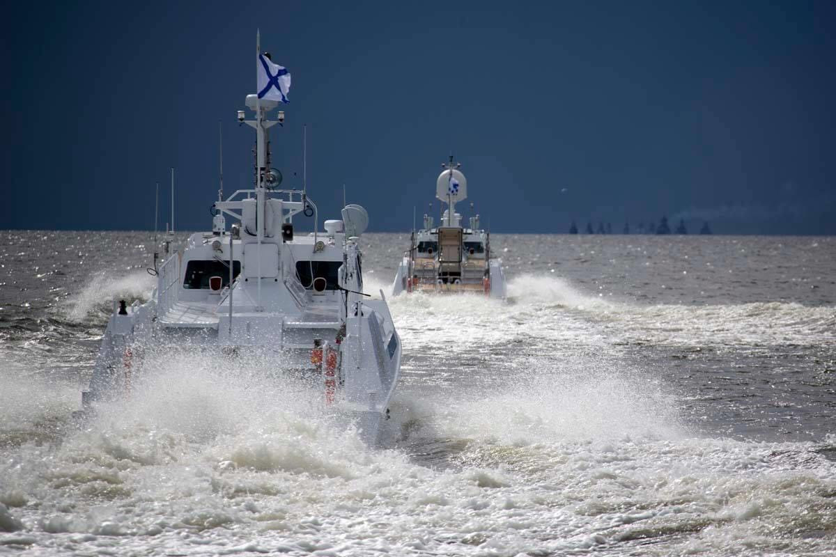 Cuộc duyệt binh chính sẽ có sự tham gia của 46 tàu mặt nước và tàu ngầm, 41 máy bay và hơn 4.000 quân nhân. Ảnh: Hai chiếc tàu tuần tra cao tốc Raptor được vinh dự làm tàu chở Tổng thống Putin duyệt đội hình.