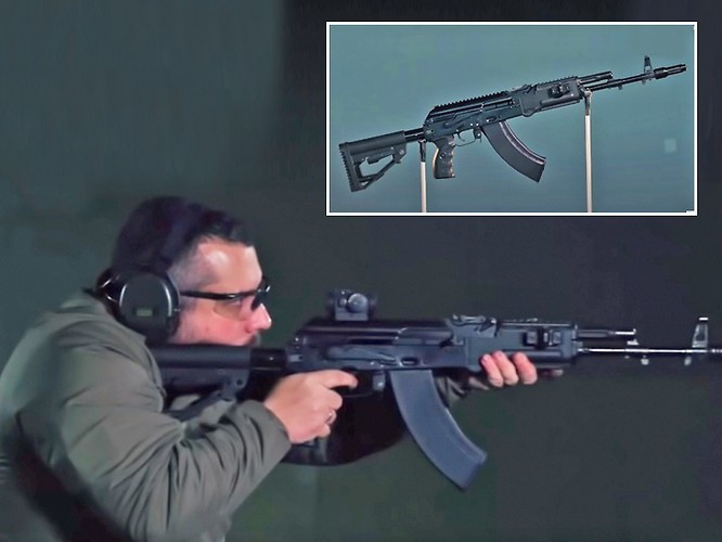 Ưu điểm lớn nhất của AK-203 là cấu hình ray Picatinny, được bố trí dọc theo thân súng, cả ở ốp lót che tay trên và nắp hộp khóa nòng. Với số ray Picatinny nhiều, xạ thủ có thể bố trí các loại kính ngắm quang học, đèn chỉ thị mục tiêu hoặc các phụ kiện khác.