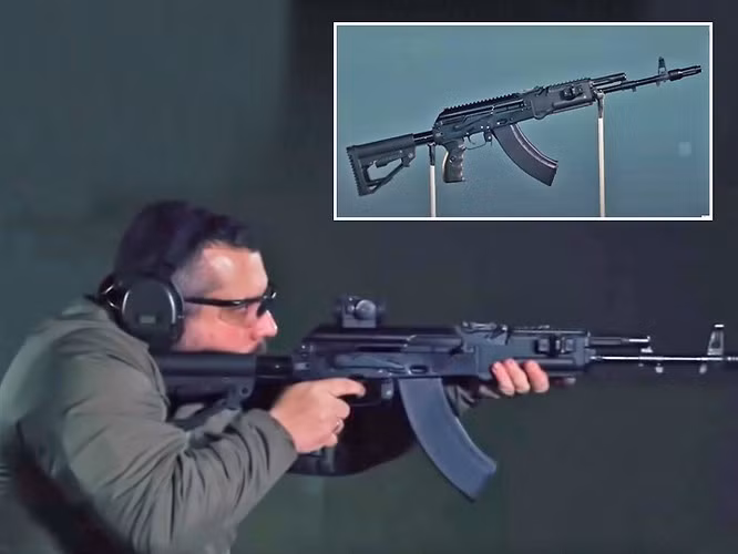 Ưu điểm lớn nhất của AK-203 là cấu hình ray Picatinny, được bố trí dọc theo thân súng, cả ở ốp lót che tay trên và nắp hộp khóa nòng. Với số ray Picatinny nhiều, xạ thủ có thể bố trí các loại kính ngắm quang học, đèn chỉ thị mục tiêu hoặc các phụ kiện khác.