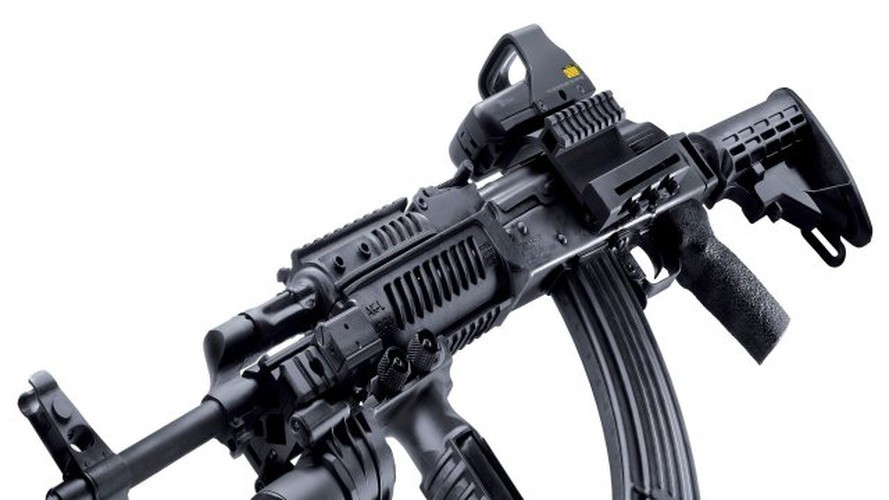 Súng AK-203 đã được cải tiến rất nhiều so với súng trường AK47 truyền thống; đầu tiên là súng sử dụng khóa nòng kiểu AR, làm cho độ giật của viên đạn theo trục dọc chạm vào vai, do vậy độ giật của súng ít hơn, giúp nâng cao mức chính xác so với AK47; cải tiến nữa là loa giảm giật kiểu mới, giúp súng không bị nảy lên sau mỗi phát bắn.