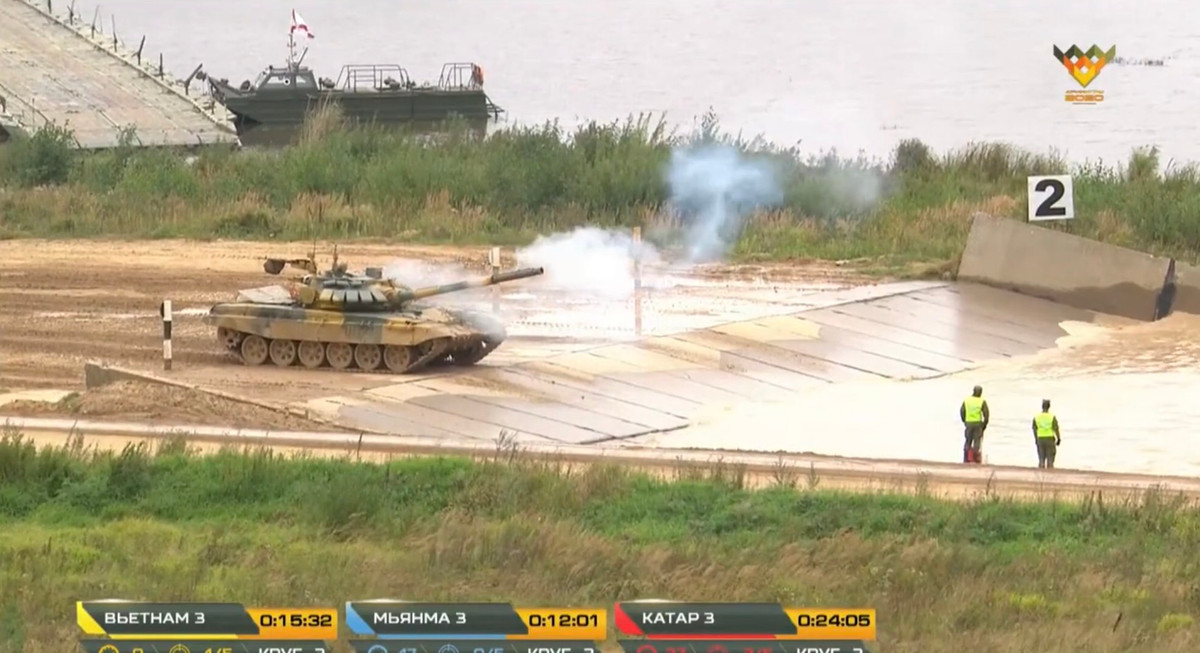 Sang đến trận đấu cuối cùng của vòng bảng, một lần nữa chiếc T-72B3 của đội Việt Nam lại gặp trục trặc. Sau khi thực hiện bài bắn pháo 125mm và bài bắn súng máy phòng không 12.7mm tuyệt đối với 4/4 mục tiêu bị hạ, kíp xe số 3 của ta nhanh chóng băng băng kết thúc bài thi với hi vọng phá vỡ kỷ lục của chính mình. Tuy nhiên khi đến hào nước của vòng chạy số 2, xe đã bất ngờ gặp vấn đề về động cơ, giảm tốc độ, khói bốc mù mịt từ phía cửa xả của xe và chết máy ngay trước hào. Ảnh: Xe tăng đội tuyển Việt Nam bốc khói mù mịt, chết máy ngay trước hào nước