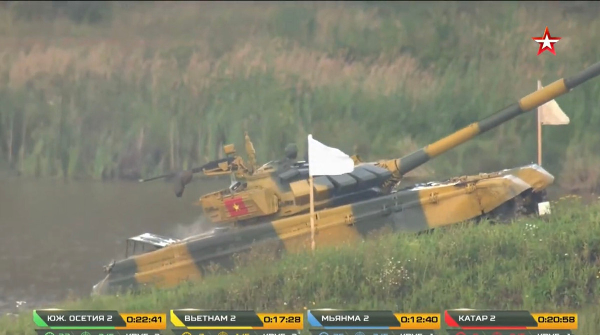 Ở trận thi đấu thứ hai của vòng bảng, kíp xe tăng số 2 của đội tuyển Việt Nam cũng đã thi đấu vô cùng xuất sắc dẫu cho thời tiết thao trường Alabino hôm đó là rất xấu. Ở vòng chạy thứ hai, khi vào đường cua, do nền đường trơn cùng với tốc độ cao đã khiến cho xe tăng Việt Nam bị trượt, gây nguy hiểm khá lớn. Ảnh: Xe tăng của kíp lái số 2 đội Việt Nam vào cua tốc độ cao bị trượt trên đường đua 