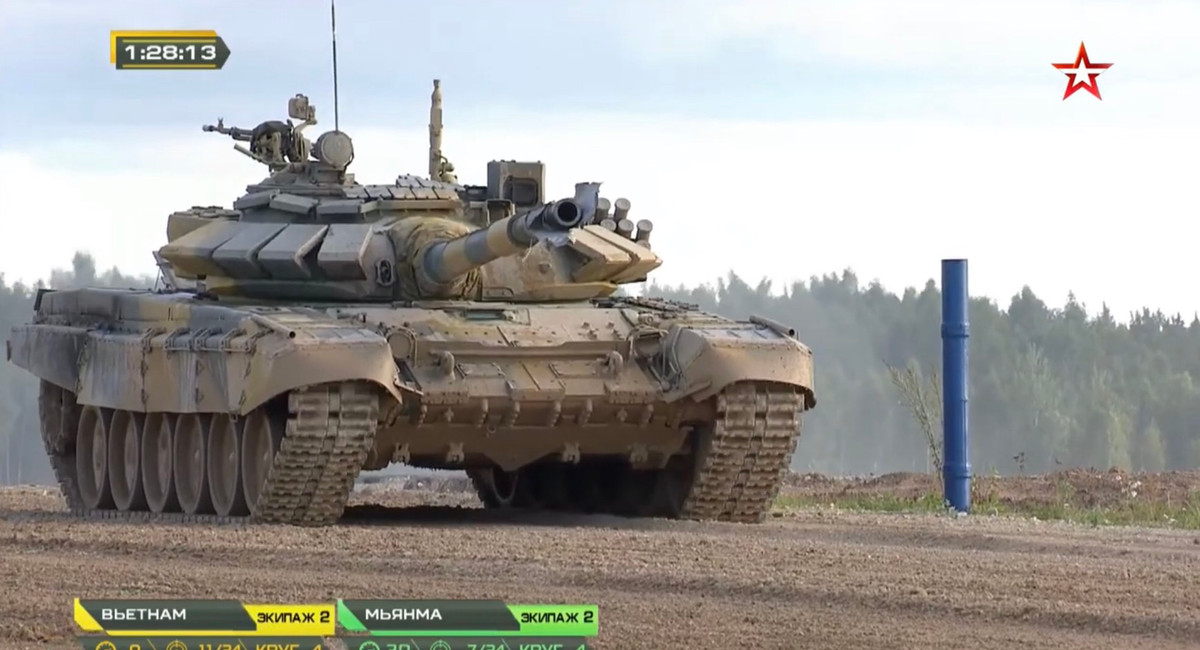 Đặc biệt trong trận bán kết diễn ra vào ngày 1/9 vừa qua, trong lúc kíp xe số 2 của đội tuyển Việt Nam đang thực hiện vòng chạy số 4 với bài bắn pháo 125mm, hệ thống xoay của tháp pháo đã liên tục gặp vấn đề. Không những thế, nghiêm trọng hơn là thậm chí các ốp bọc cách nhiệt nòng pháo 2A46M của xe tăng còn bung hẳn ra dẫu chỉ mới thực hiện được 4-5 phát bắn. Một lần nữa, xe dự bị của đội Việt Nam lại được tung vào trận. Ảnh: Ốp cách nhiệt nòng pháo trên xe tăng Việt Nam bung ra sau phát bắn