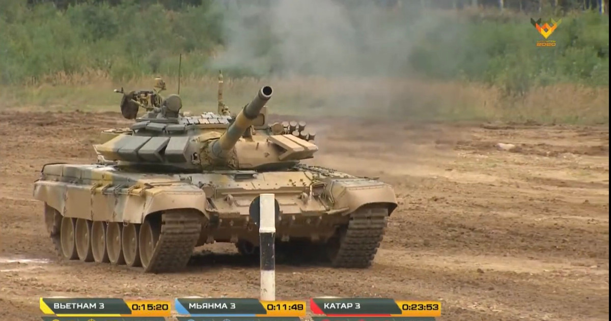 Sự cố không đáng có này làm mất hơn 10 phút quý giá của kíp xe Việt Nam vì phải điều xe dự bị vào thay thế. Đây cũng là lí do trực tiếp khiến cho đội ta tuột xuống ví trí thứ hai trong trận đấu, dẫu cho các chiến sĩ ta đã thi đấu vô cùng xuất sắc, hạ gục mục tiêu nhanh chóng và gọn gàng Ảnh: Xe tăng kíp lái số 3 đội tuyển Việt Nam chết máy ngay trước hào nước 