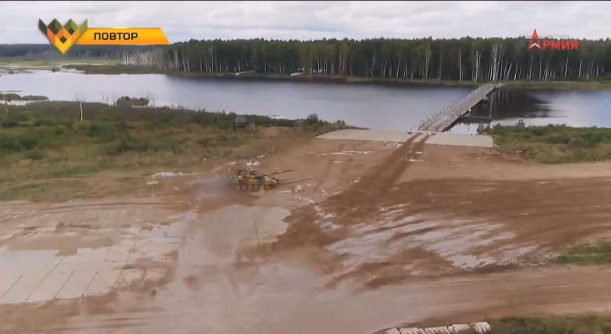 Ở trận thi đấu thứ hai của vòng bảng, kíp xe tăng số 2 của đội tuyển Việt Nam cũng đã thi đấu vô cùng xuất sắc dẫu cho thời tiết thao trường Alabino hôm đó là rất xấu. Ở vòng chạy thứ hai, khi vào đường cua, do nền đường trơn cùng với tốc độ cao đã khiến cho xe tăng Việt Nam bị trượt, gây nguy hiểm khá lớn. Ảnh: Xe tăng của kíp lái số 2 đội Việt Nam vào cua tốc độ cao bị trượt trên đường đua