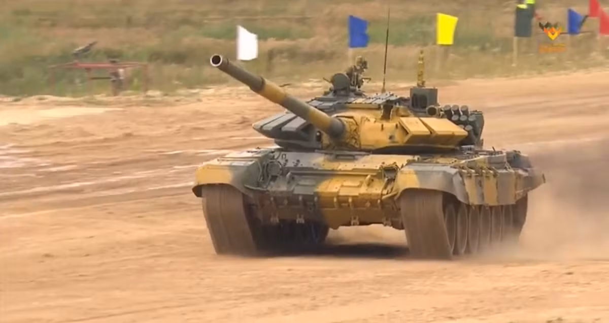 Sự cố khiến cho tổ lái của ta phải nhanh chóng khắc phục bằng cách chuyển sang nạp đạn bằng thủ công. Vì vậy ở phát đạn thứ 2 và 3 của ta mất rất nhiều thời gian, dẫu vậy vẫn bắn chính xác mục tiêu vô cùng xuất sắc, rút ngắn đáng kể thời gian hoàn thành bài thi và kíp xe vẫn hoàn thành vòng chạy đầu với dưới 10 phút. Ảnh: Xe tăng kíp xe số 1 của đội Việt Nam cơ động trong bài thi.