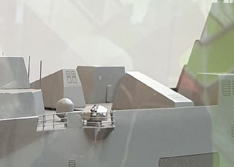 Đặc biệt tàu còn được trang bị 2 dàn phóng tên lửa chống hạm Hùng Phong II hoặc III, mỗi dàn có thể mang theo 4 tên lửa. Đây cũng là một trong số ít các tàu đổ bộ được trang bị tên lửa chống hạm trên thế giới. Ảnh: Cận cảnh dàn phóng tên lửa chống hạm trên mô hình tàu đổ bộ mới của Đài Loan.