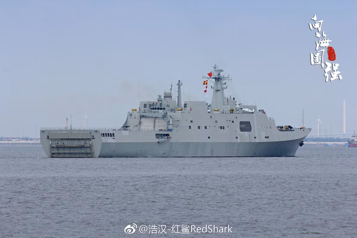 Việc tự đóng tàu đổ bộ LPD cùng động thái mua mới nhiều ngư lôi hạng nặng Mk-48 mod 6 của Mỹ, đồng thời ký hợp đồng với Pháp nâng cấp các khinh hạm Lafaytte của mình cho thấy Đài Loan gần đây đã có những cố gắng rất lớn để tự nâng cao khả năng chiến đấu của hải quân mình trước sự lớn mạnh nhanh chóng của hải quân Trung Quốc. Ảnh: Tàu đổ bộ lớp Type 071 của Trung Quốc.