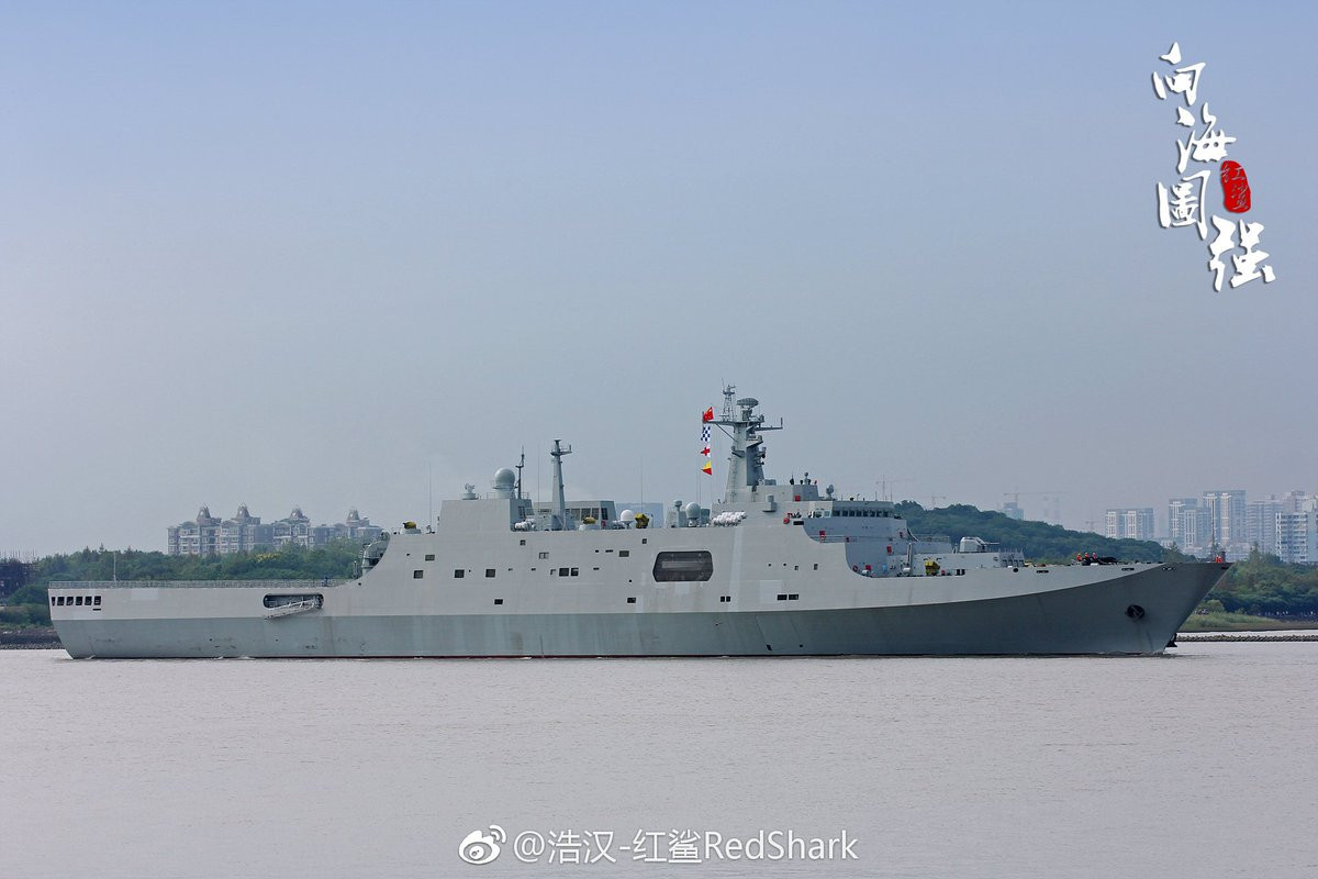 Có thể nhận thấy những tàu LPD mới của Đài Loan có kiểu dáng cũng như tải trọng gần tương đương với loại tàu đổ bộ Type 071 của hải quân giải phóng Trung Quốc (PLAN). Việc đóng LPD cũng có thể cho thấy Đài Loan muốn có một lực lượng đối trọng với Trung Quốc trên biển, đồng thời nâng cao năng lực chi viện cho quần đảo Bành Hồ của mình. Ảnh: Tàu đổ bộ lớp Type 071 của Trung Quốc.