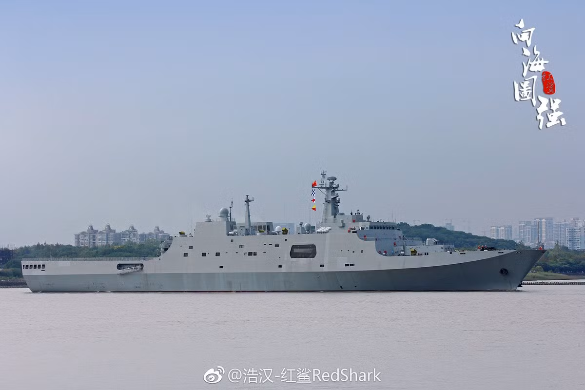 Có thể nhận thấy những tàu LPD mới của Đài Loan có kiểu dáng cũng như tải trọng gần tương đương với loại tàu đổ bộ Type 071 của hải quân giải phóng Trung Quốc (PLAN). Việc đóng LPD cũng có thể cho thấy Đài Loan muốn có một lực lượng đối trọng với Trung Quốc trên biển, đồng thời nâng cao năng lực chi viện cho quần đảo Bành Hồ của mình. Ảnh: Tàu đổ bộ lớp Type 071 của Trung Quốc.