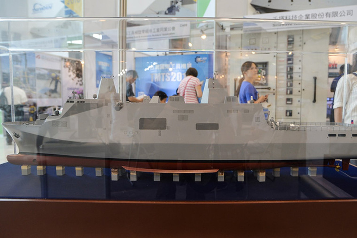 Tàu đổ bộ cỡ lớn có thể mang theo máy bay trực thăng (LPD) mới của hải quân Đài Loan có thiết kế hiện đại, với thiết kế hai tháp radar khá tương đồng với loại tàu đổ bộ lớp San-Antonio (LPD-17) của hải quân Hoa Kỳ. Ảnh: Mô hình tàu đổ bộ mới của Đài Loan.
