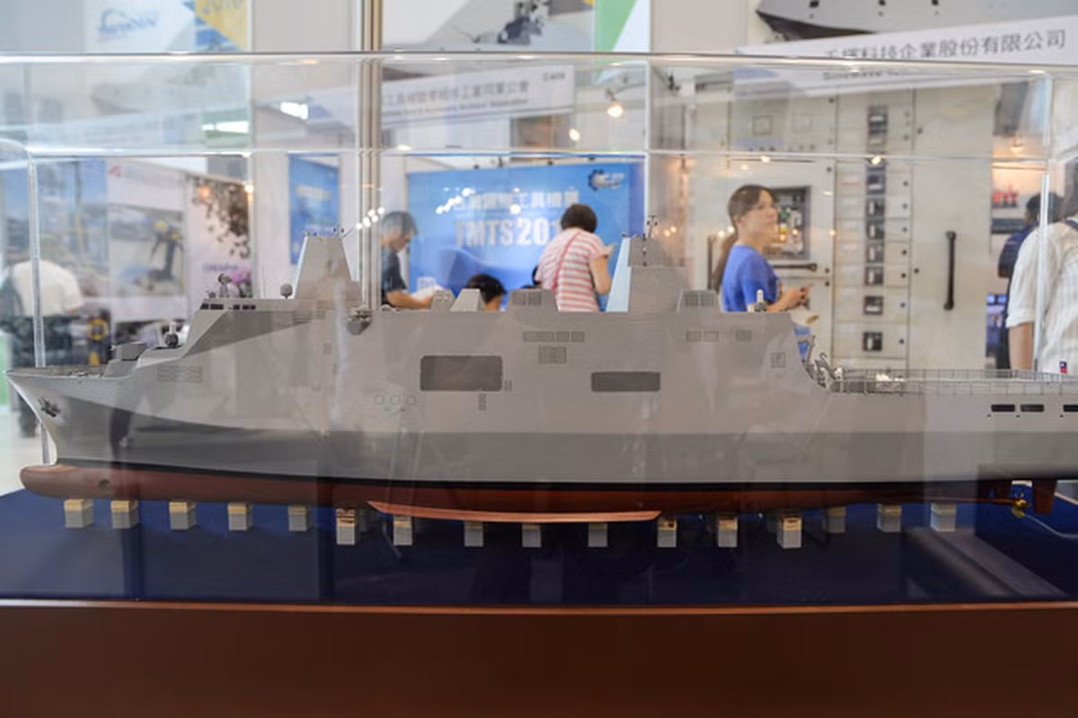 Tàu đổ bộ cỡ lớn có thể mang theo máy bay trực thăng (LPD) mới của hải quân Đài Loan có thiết kế hiện đại, với thiết kế hai tháp radar khá tương đồng với loại tàu đổ bộ lớp San-Antonio (LPD-17) của hải quân Hoa Kỳ. Ảnh: Mô hình tàu đổ bộ mới của Đài Loan.
