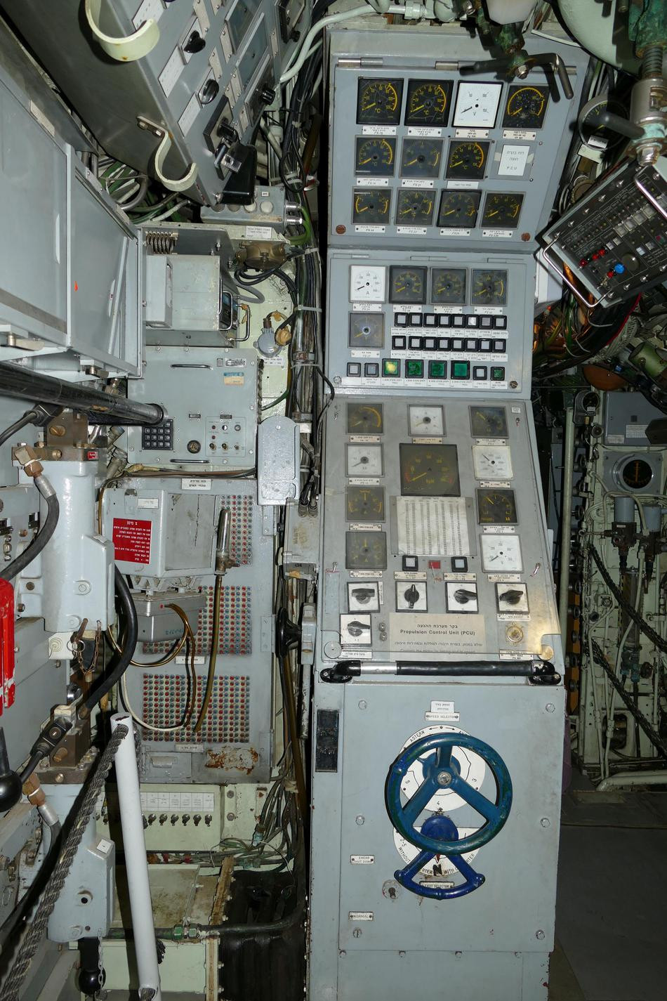 Khu vực lái tàu trên INS Gal, không thể không có những đồng hồ kim chỉ thông số của tàu.