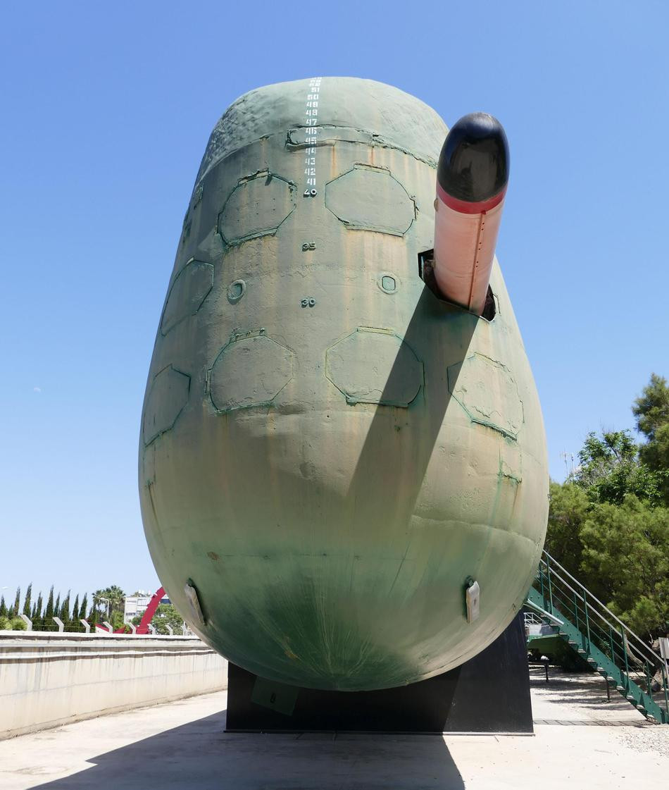 Tàu có lượng giãn nước đầy tải 420 tấn khi nổi và 600 tấn khi chìm, dài 45m, rộng 4.7m, mớn nước 3.7m, tốc độ tối đa 11 hải lý/h khi nổi và 17 hải lý/h khi lặn. INS Gal có thủy thủ đoàn 32 người. Ảnh: Mặt trước mũi tàu INS Gal với các ống phóng ngư lôi.