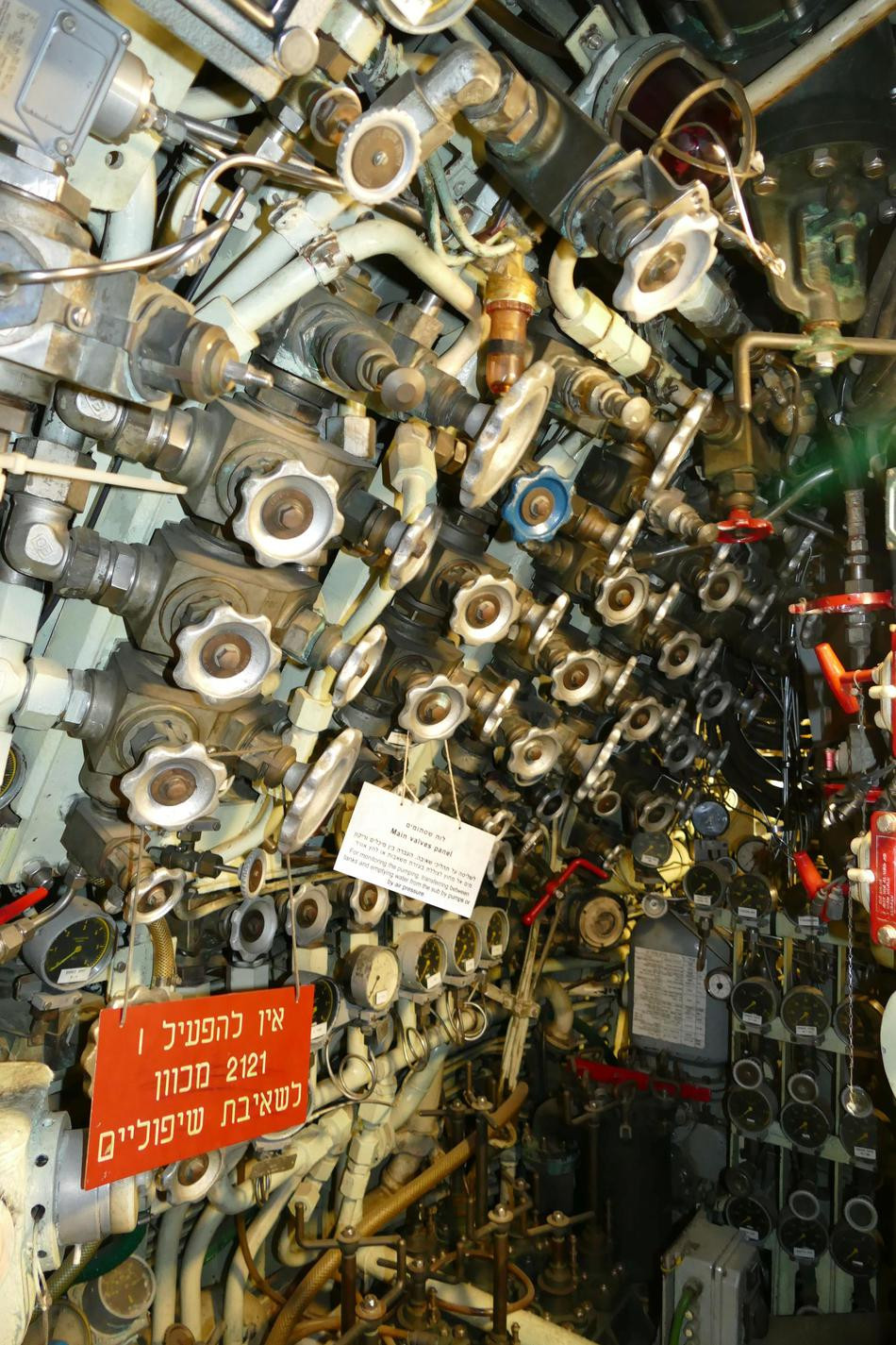 Tuy nhiên, vẫn không thể thiếu được đặc trưng của những loại tàu ngầm được phát triển trong giai đoạn chiến tranh lạnh đó chính là rất nhiều van vặn mở và đồng hồ hiển thị thông số kỹ thuật của tàu khá rườm rà và rối mắt. Ảnh: Hệ thống van và đồng hồ hiển thị thông số trên tàu INS Gal.