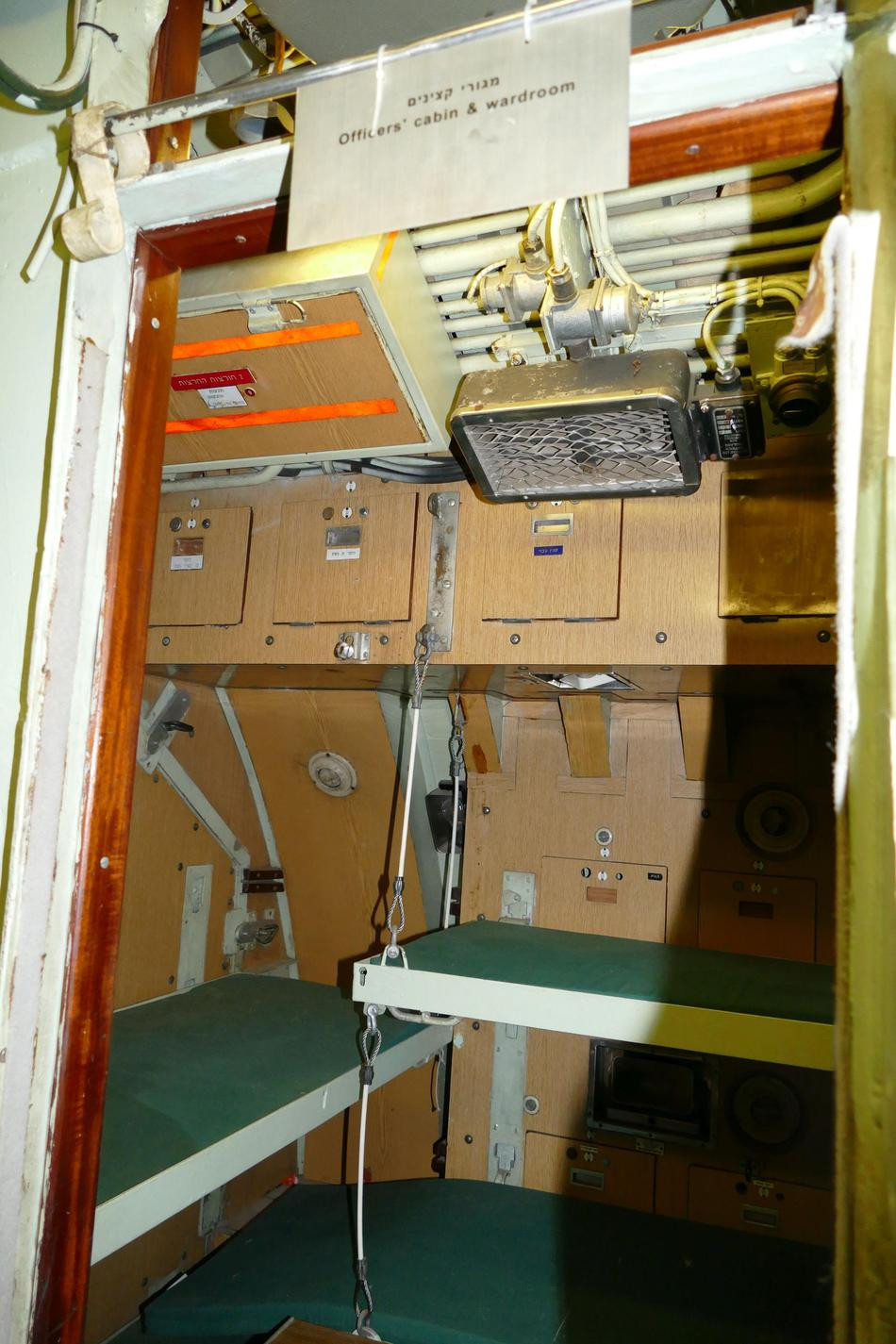 Khu vực buồng ngủ dành cho sĩ quan chỉ huy trên tàu.