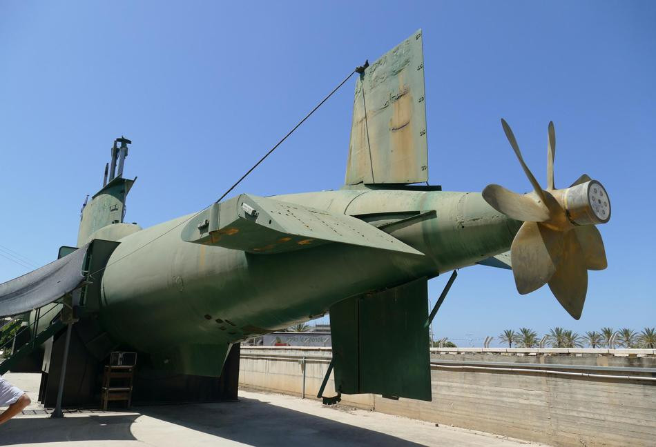 Năm 1982, một tàu ngầm lớp Gal này đã dùng ngư lôi 533mm bắn chìm một tàu dân sự chở dân tị nạn của Lebanon trên vùng biển Địa Trung Hải khiến 25 dân thường thiệt mạng. Nguyên nhân được xác định là do thuyền trưởng tàu đã nhầm lẫn rằng tàu chở người tị nạn là tàu hải quân đối phương và đã ra lệnh khai hỏa tiêu diệt. Ảnh: Cận cảnh chân vịt ở đuôi tàu INS Gal tại bảo tàng.