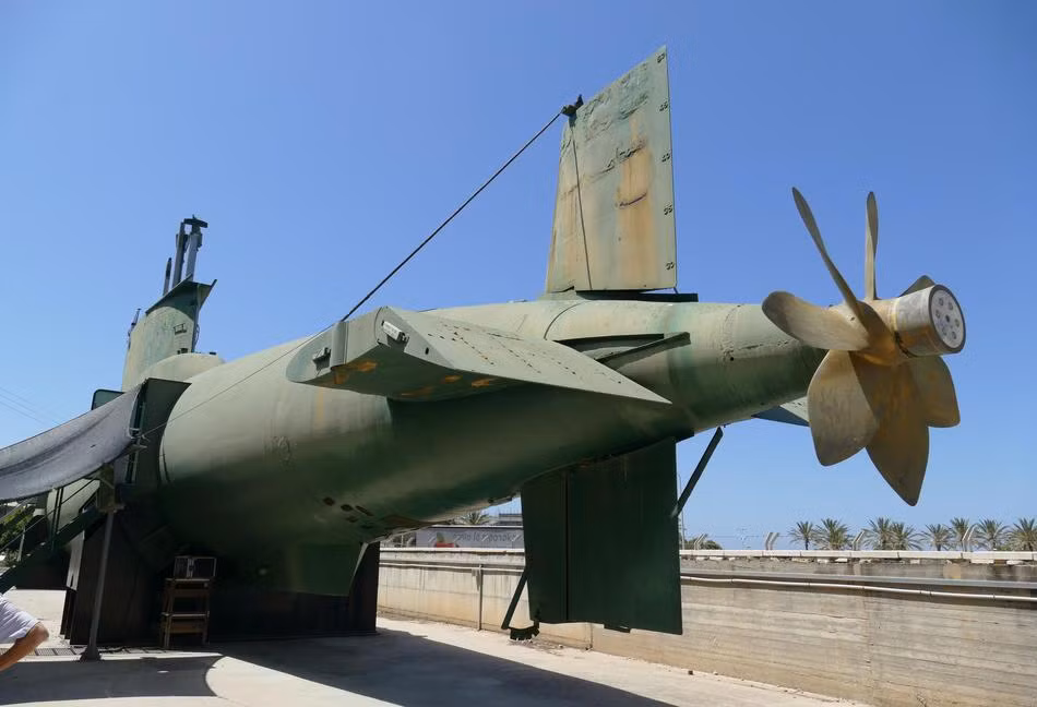 Năm 1982, một tàu ngầm lớp Gal này đã dùng ngư lôi 533mm bắn chìm một tàu dân sự chở dân tị nạn của Lebanon trên vùng biển Địa Trung Hải khiến 25 dân thường thiệt mạng. Nguyên nhân được xác định là do thuyền trưởng tàu đã nhầm lẫn rằng tàu chở người tị nạn là tàu hải quân đối phương và đã ra lệnh khai hỏa tiêu diệt. Ảnh: Cận cảnh chân vịt ở đuôi tàu INS Gal tại bảo tàng.