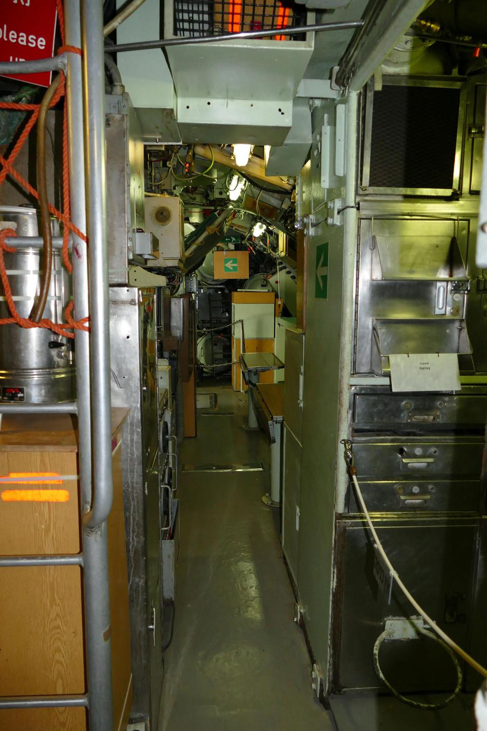 Khu vực bếp ăn và sinh hoạt chung của chiến sĩ hải quân trên tàu INS Gal. Dù chỉ là tàu ngầm mini nhưng có thể thấy nội thất bên trong của con tàu khá tiện nghi.