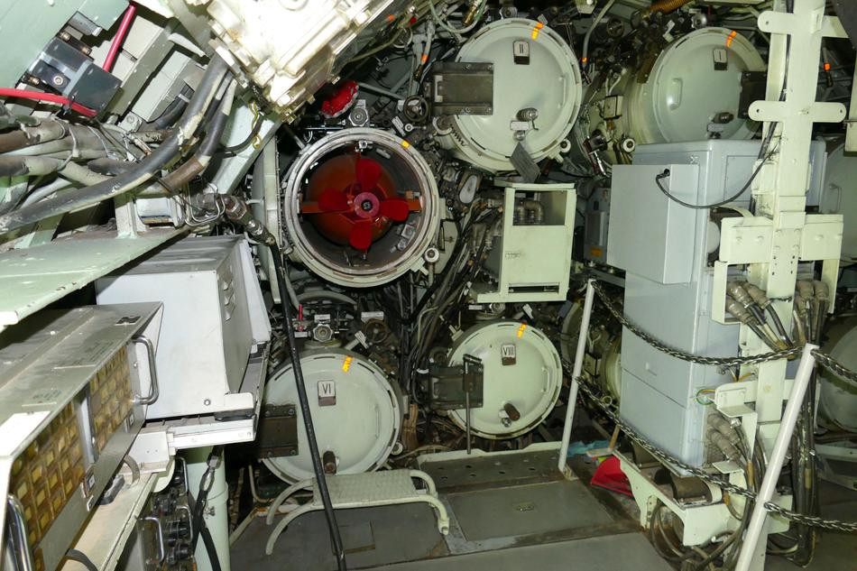 Khu vực khoang vũ khí. Tàu ngầm INS Gal được trang bị 8 ống phóng ngư lôi hạng nặng cỡ 533mm đặt ở phía trước mũi tàu, đồng thời tàu có thể mang theo 24 quả bom chìm (thủy lôi) cho các nhiệm vụ phong tỏa biển.