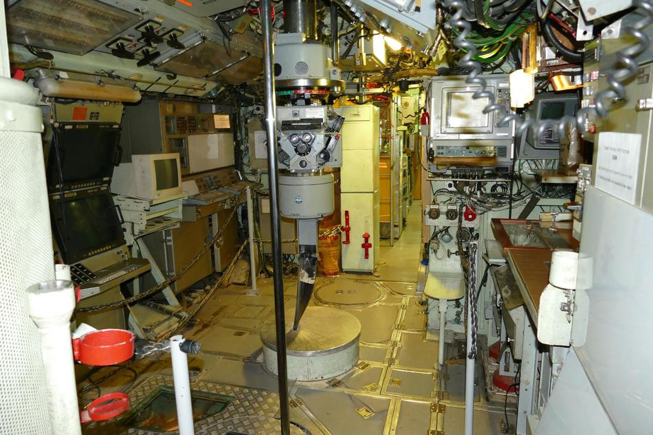 Mặc dù chỉ là tàu ngầm mini với kích thước nhỏ, INS Gal lại được tích hợp những thiết bị điện tử cực kỳ tiên tiến của thời điểm bấy giờ. Những tàu ngầm thuộc lớp Gal này đều đã được trải qua thực tế chiến đấu trong các cuộc xung đột giữa Israel với các nước láng giềng Trung Đông, chúng cũng đã viết nên một trang sử hào hùng nhất cho hải quân Israel với hiệu suất hiệu động tuyệt vời. Ảnh: Bên trong buồng chỉ huy của tàu INS Gal Israel, có thể thấy dù tàu đóng theo công nghệ những năm 1960-1970 nhưng đã sử dụng các màn hình máy tính hiện đại.