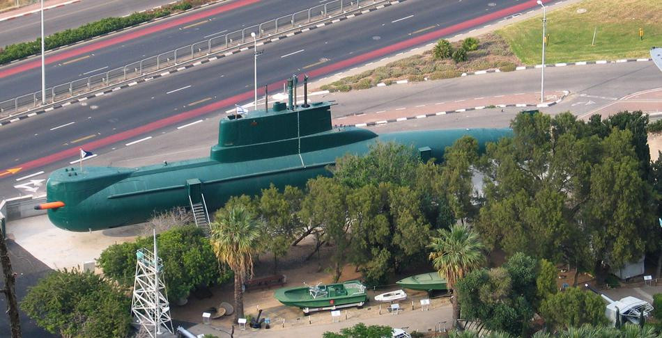 Type 540 Gal là lớp tàu ngầm được đóng dựa trên tàu ngầm Diesel-điện lớp Type 206 của Đông Đức với một số cải tiến và thông số kỹ thuật do phía Israel đưa ra nhằm phù hợp với chiến thuật tác chiến của họ. Những con tàu lớp này được đóng tại nhà máy đóng tàu Vickers ở thị trấn Barrow-in-Furness miền tây bắc nước Anh chứ không phải tại Đông Đức vì một số lí do chính trị. Gal trong tiếng Do Thái có những là “làn sóng”. Ảnh: Tàu ngầm INS Gal tại bảo tàng.