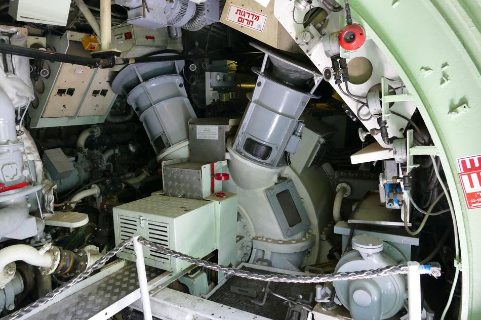 Trái tim của tàu là một động cơ Diesel 2 xi lanh MTU 1.200 mã lực và 1 động cơ motor điện 1.800 mã lực cho phép nó có thể di chuyển ổn định trong những vùng nước nông và phức tạp ở Địa Trung Hải đồng thời có tầm hoạt động xa hơn 400km (hơn 200 hải lý). Ảnh: Cận cảnh khoang động cơ của INS Gal.