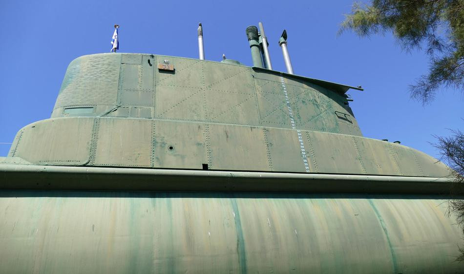 Quân đội Israel đặt đóng 3 chiếc lớp Gal lần lượt được hạ thủy vào ba năm liên tiếp từ 1975 đến 1977 bao gồm: INS Gal, INS Tanin (tên cũ INS Gur), INS Rahav và cả 3 tàu đều đã nghỉ hưu trong giai đoạn 2000. Đến năm 2007, chiếc INS Gal được sửa chữa đại tu và đưa vào trưng bày tại viện bảo tàng Hải quân Israel cho đến nay. Ảnh: Cận cảnh thượng tầng tàu INS Gal tại bảo tàng.